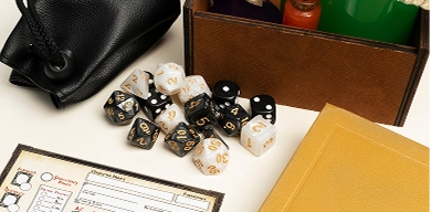 Set dobbelstenen en bordspelaccessoires op tafel naast een karakterblad