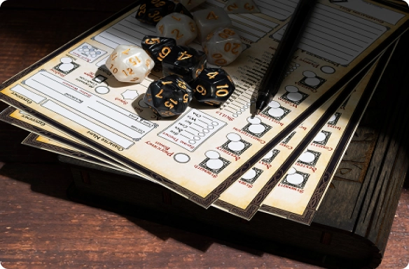 Dobbelstenen op karakterbladen voor een tabletop rollenspel op een houten tafel