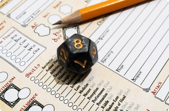 Dobbelsteen op een RPG karakterblad met potlood tijdens een tabletop rollenspel