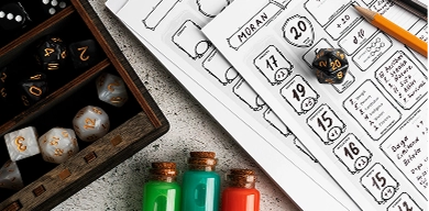 Set RPG dobbelstenen in een houten doos naast karakterbladen voor een tabletop rollenspel