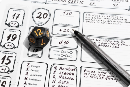 RPG dobbelsteen en pen op een karakterblad voor een tabletop rollenspel