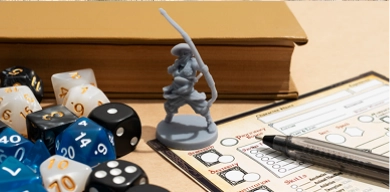RPG miniatuurfiguur met dobbelstenen en karakterblad op tafel